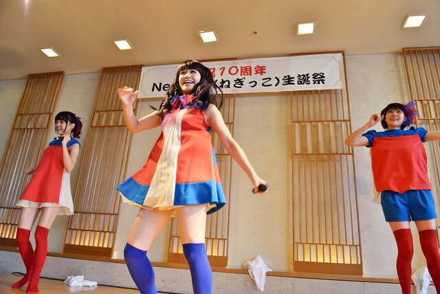 まつり湯のステージで歌い踊るNegicco。
