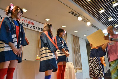 泣きながら感謝状を読み上げるファン代表。