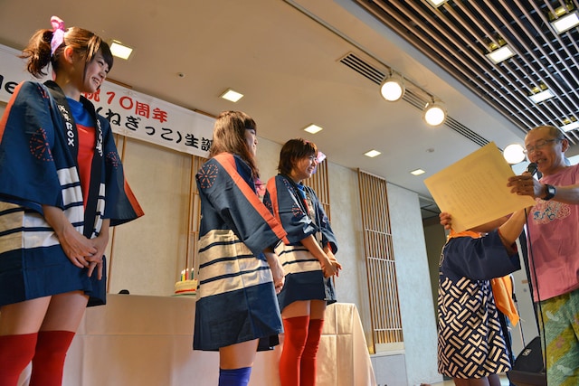 泣きながら感謝状を読み上げるファン代表。