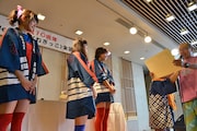 泣きながら感謝状を読み上げるファン代表。
