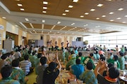 独特なムードに包まれたまつり湯「かんぱい」大入り広間。