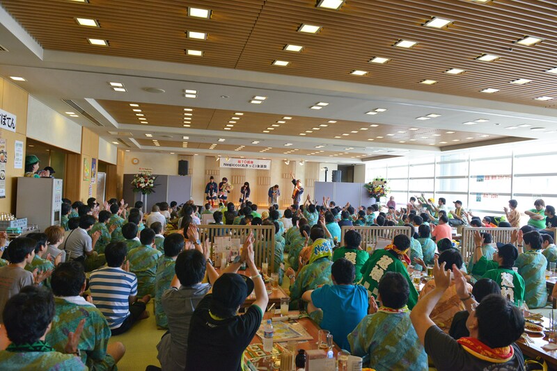独特なムードに包まれたまつり湯「かんぱい」大入り広間。