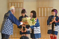 まつり湯社長から花束の贈呈。