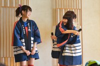 号泣して抱き合うNao☆とMeguを笑顔で見つめるKaede。