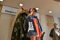 寿獅子舞に噛まれるKaede。