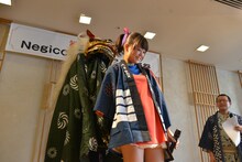 寿獅子舞に噛まれるKaede。