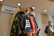 寿獅子舞に噛まれるKaede。