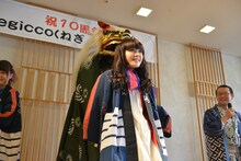 寿獅子舞に噛まれるNao☆。