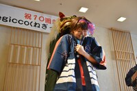 寿獅子舞に噛まれるMegu。