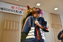 寿獅子舞に噛まれるMegu。