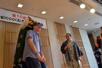 寿獅子舞に噛まれる嶺脇社長。