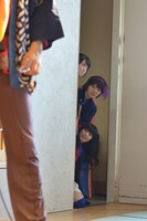 ステージを覗き込むNegicco。