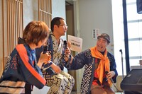 MCを務めた立川吉幸（写真中央）と佐々木孫悟空（右）。