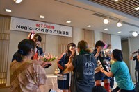 ファンに祝福されるNegicco。