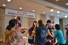 ファンに祝福されるNegicco。