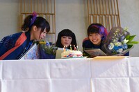 ケーキのろうそくを吹き消そうとするも、泣きすぎて肺活量が弱くなりなかなか消せないNegicco。