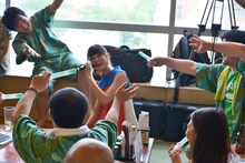 客席に座り込んで歌うKaede。