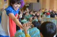 チビッ子と触れ合うMegu。