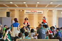 「アイドルばかり聴かないで」が始まってしまい、慌ててステージに戻るKaede（写真左側）。