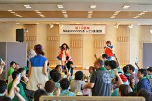 「アイドルばかり聴かないで」が始まってしまい、慌ててステージに戻るKaede（写真左側）。