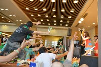 盛大な応援でステージを盛り上げるファン。