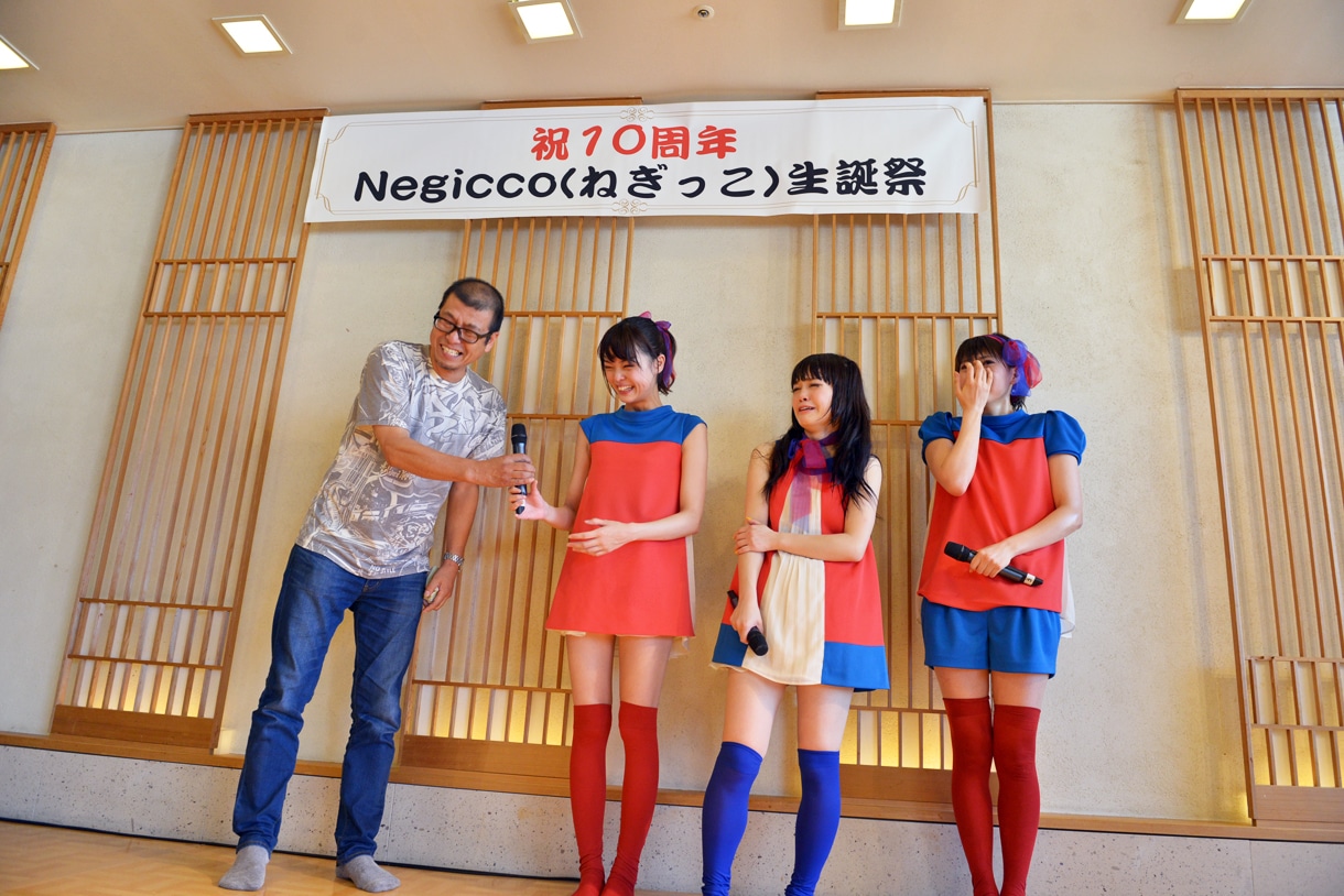 照れくさそうな表情を浮かべる熊倉マネージャー（写真左端）。