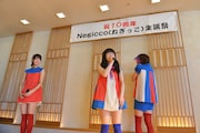 号泣するNao☆(写真中央)とMegu(右)。
