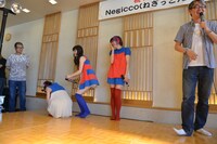 嶺脇社長の問題発言に崩れ込んで笑うKaede（写真左から2番目）。