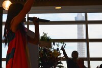 Negiccoがまつり湯ライブを始めた頃にはまだ建設中だった東京スカイツリーが窓の向こうにそびえ立つ。