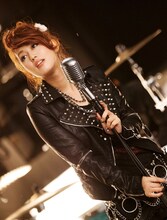 日笠陽子「Glamorous days」PVのひとコマ。