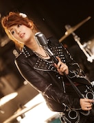 日笠陽子「Glamorous days」PVのひとコマ。