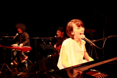 バンドメンバーとの息の合ったセッションでも観客を魅了した井手綾香。