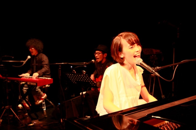 バンドメンバーとの息の合ったセッションでも観客を魅了した井手綾香。