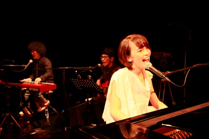 バンドメンバーとの息の合ったセッションでも観客を魅了した井手綾香。