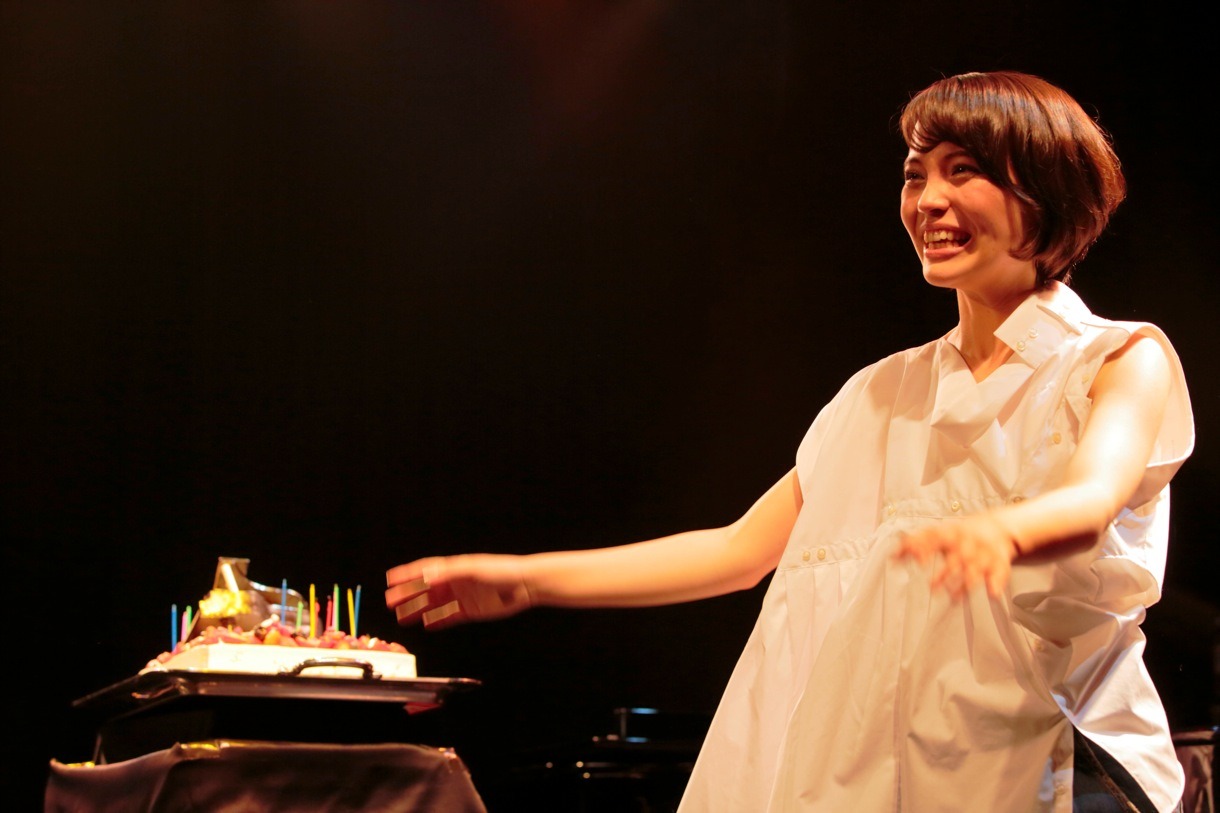 バースデーケーキを前に喜びを隠せない井手綾香。