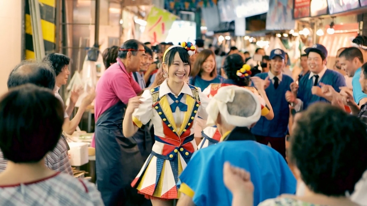 「恋するフォーチュン」のPVのワンシーン。 (c)AKS