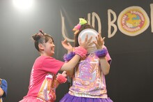 顔面でケーキを受け止める大黒柚姫（写真右）。