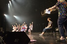 浅野尚志に質問するチームしゃちほこ。