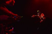 客席を指差す秋本帆華。