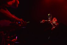 客席を指差す秋本帆華。