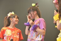 サプライズに涙を流して喜ぶ大黒柚姫（写真中央）。