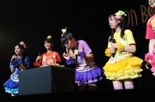 ケーキに驚く大黒柚姫（写真中央）。