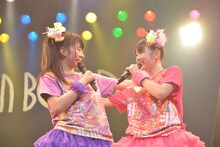 大黒柚姫（写真左）と安藤ゆず（右）。