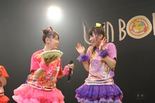 大黒柚姫（写真右）と安藤ゆず（左）。