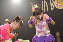 大黒柚姫（写真右）と安藤ゆず（左）。