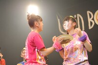 大黒柚姫（写真右）と安藤ゆず（左）。