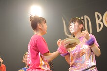 大黒柚姫（写真右）と安藤ゆず（左）。