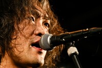 高野哲（Vo, G）（撮影：三浦麻旅子）