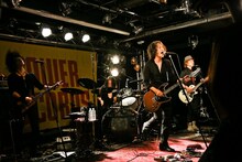 ZIGZO「『TRUE IMPULSE』完全再現ライブ＋なんと握手会（笑）」の様子。（撮影：三浦麻旅子）