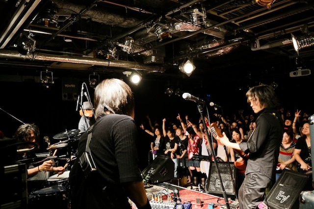 ZIGZO「『TRUE IMPULSE』完全再現ライブ＋なんと握手会（笑）」の様子。（撮影：三浦麻旅子）